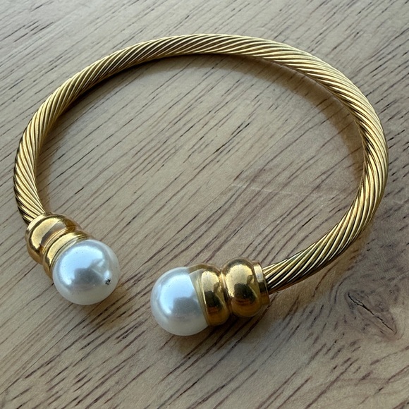 Anthropologie Gold-Tone and Pearls Classic Cable Bracelet!!🔥🔥🔥 - Picture 2 of 15